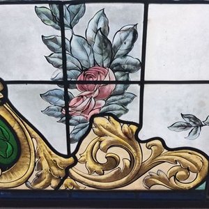 Dos Vitrales Antiguos con Rosas y Detalles Dorados - imagen 5