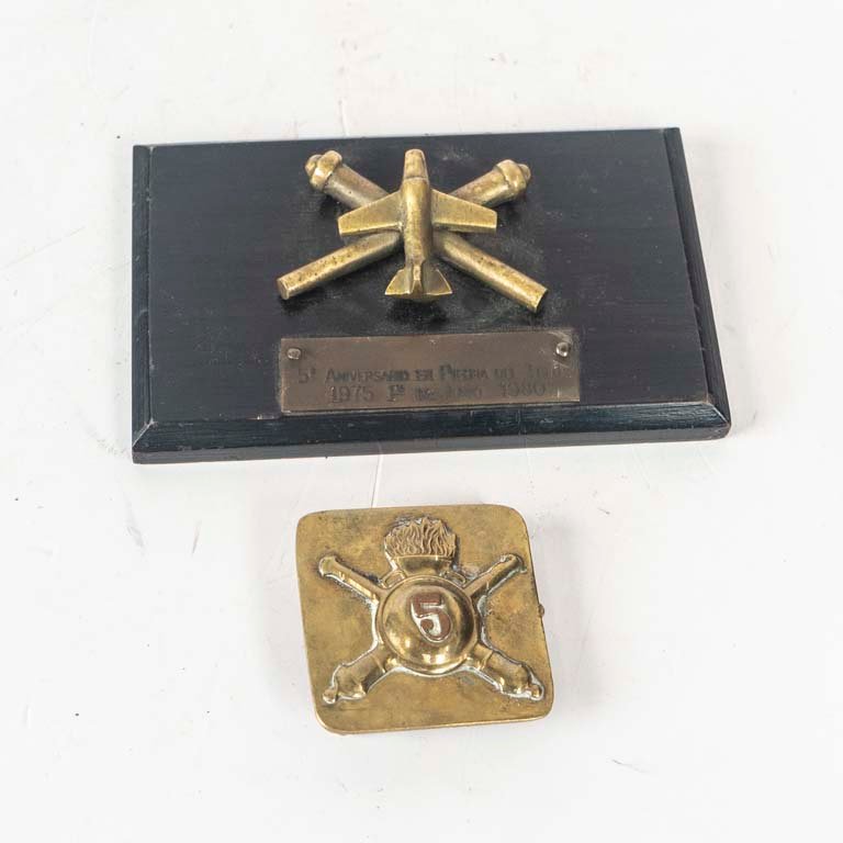 Placa y Hebilla Militar de Bronce conmemorativas