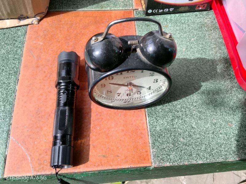 Lote anterior: Reloj y linterna con taser