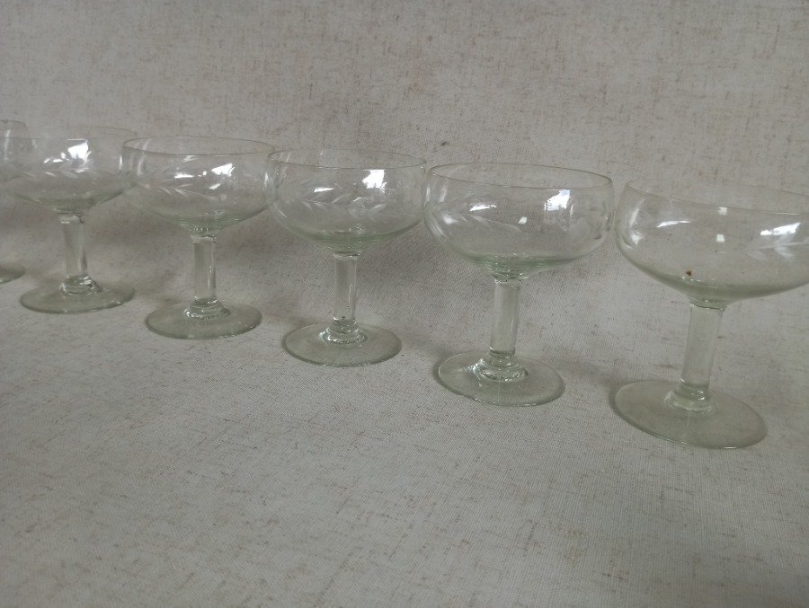 Copas de vino antiguas de vidrio verde - imagen 3