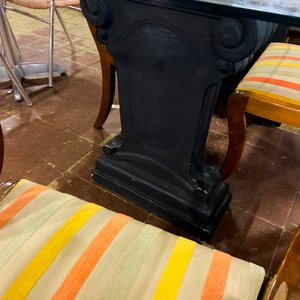 Mesa de Comedor con Estructura Negra y Sillas Estilo Clásico - imagen 2