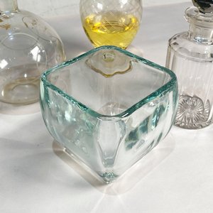 Lote de 4 piezas de vidrio: 3 botellones y 1 centro decorativo - imagen 2