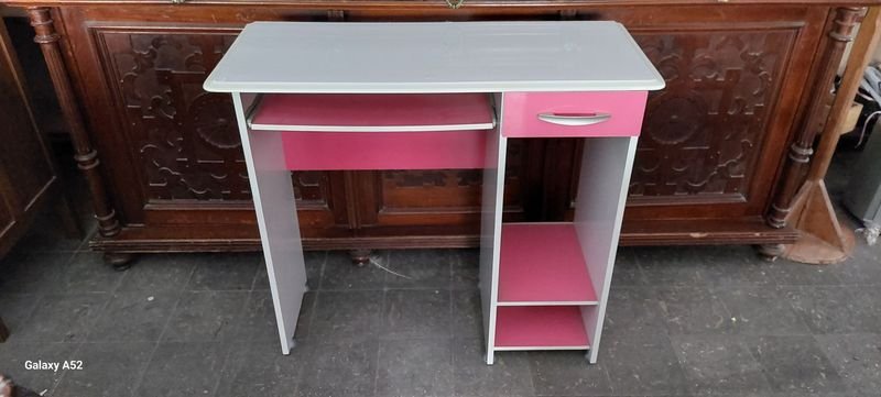 Lote siguiente: Escritorio Moderno Blanco y Rosa