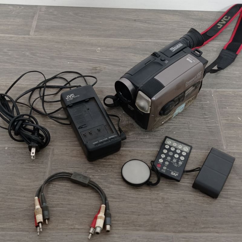 Lote siguiente: Cámara filmadora JVC con accesorios