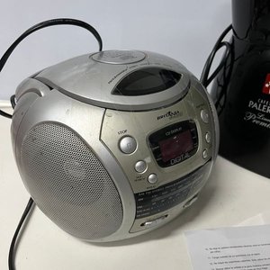 Cafetera Palermo Premium y Radio Grabador Británia Digital - imagen 2