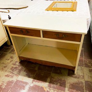 Lote anterior: Mesa Auxiliar Blanca con Cajones y Estante Inferior
