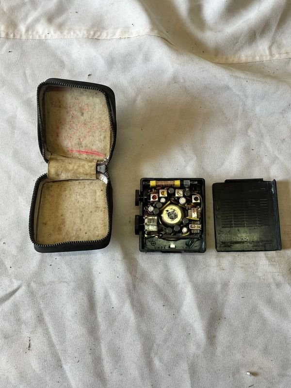 Mini radio Spica japonesa con su estuche a la vista - imagen 5