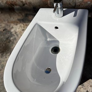 Bidet Blanco de Cerámica con Grifería Cromada - imagen 3
