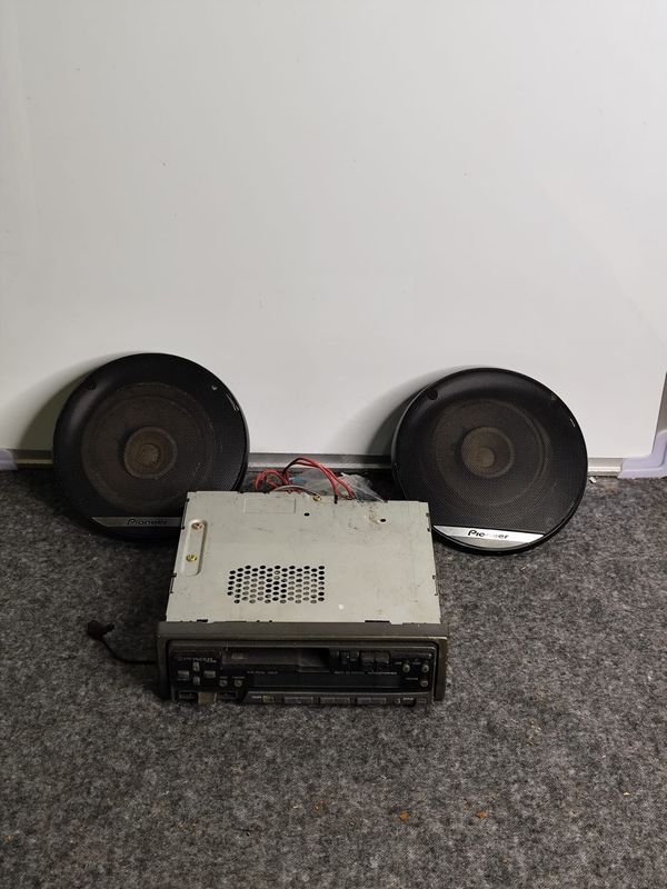 Radio de Auto Pioneer con Dos Parlantes