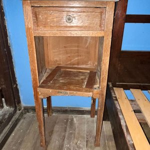 Mesita de Luz Antigua con Tapa de Mármol y Cajón - imagen 2