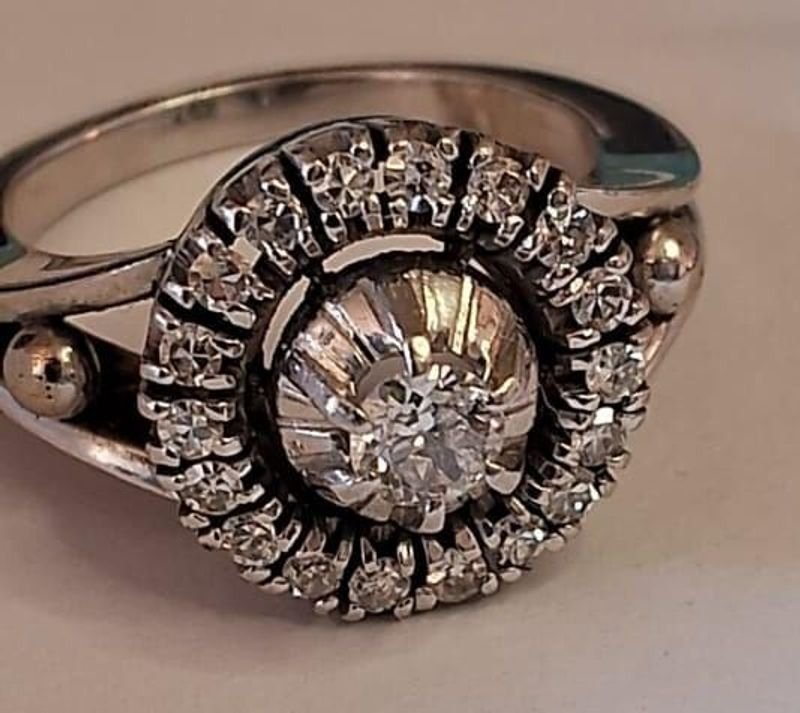 Importante anillo de oro blanco con brillantes - imagen 3