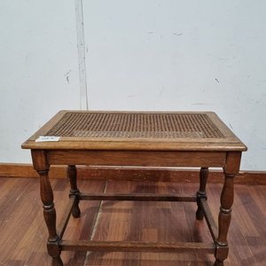 Banquetilla de Descanso Clásica en Madera con Asiento de Esterilla - imagen 1