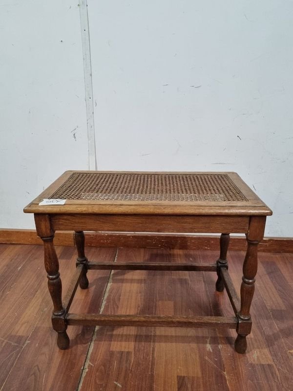 Banquetilla de Descanso Clásica en Madera con Asiento de Esterilla