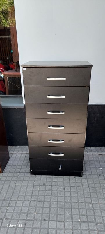 Comoda cajonera de madera negra con 7 cajones