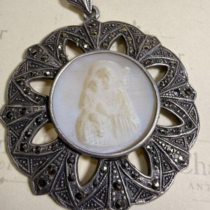 Dije Art Déco Nácar y Marquesitas con Figura Religiosa - imagen 6