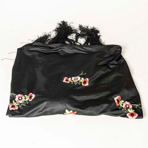 Lote siguiente: Mantón de Manila Negro con Bordado Floral y Flecos