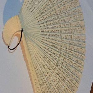 Abanico antiguo de marfil tallado con intrincados diseños - imagen 5