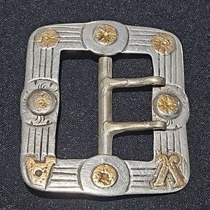 Lote siguiente: Hebilla Grande de Plata y Oro con Diseño Occidental