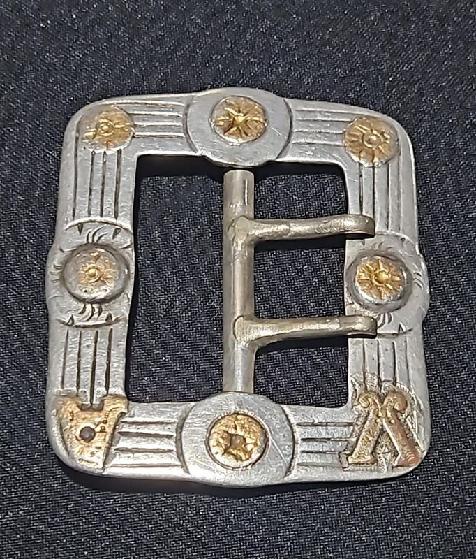 Hebilla Grande de Plata y Oro con Diseño Occidental