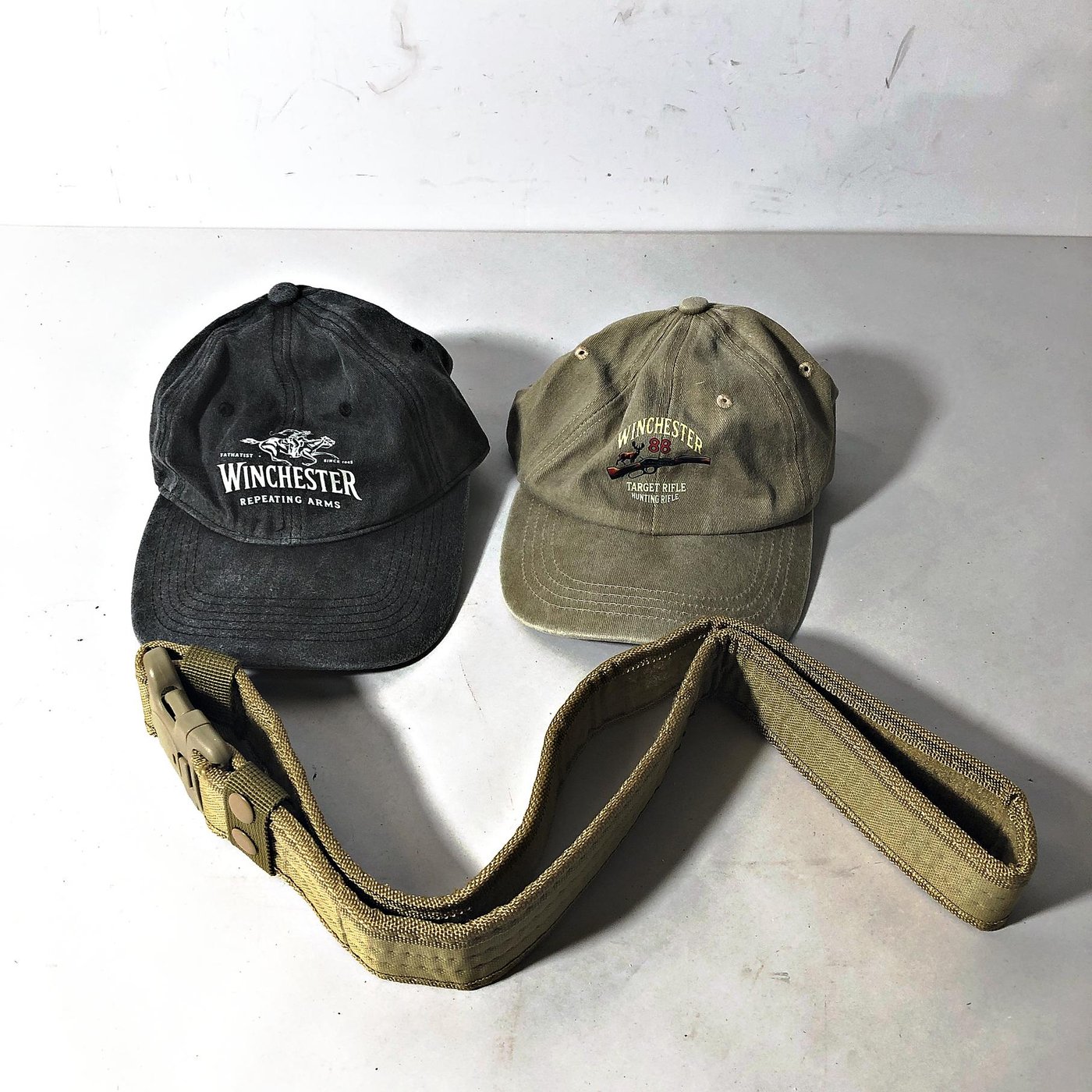 Dos Gorros Winchester y Cinturón Militar Táctico