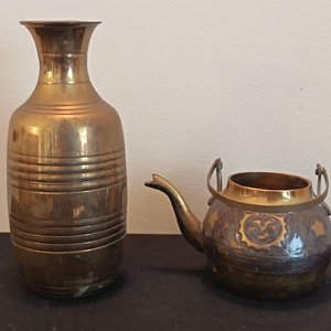 Lote de Piezas Decorativas en Bronce y Metal: Jarrón, Caldera, Cenicero, Barril, Tenedor y Centro de Mesa - imagen 9