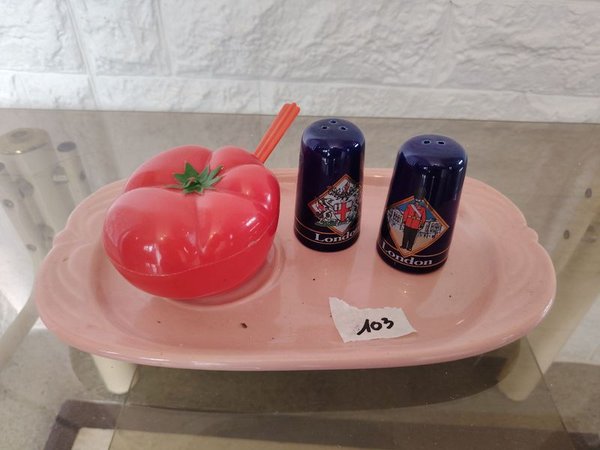 Bandeja Rosa con Salero, Pimentero y Salsero con Forma de Tomate - imagen 1