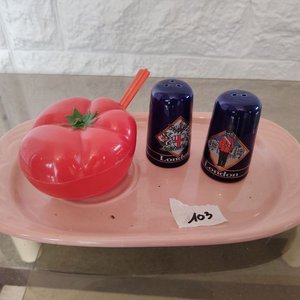 Bandeja Rosa con Salero, Pimentero y Salsero con Forma de Tomate - imagen 1