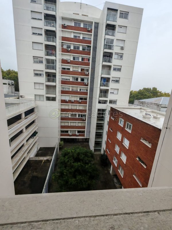 Edificio de apartamentos con patio interior y árboles