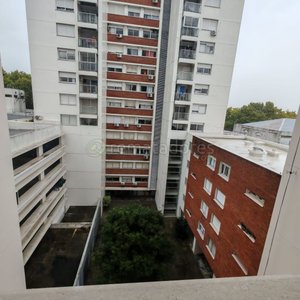 Lote anterior: Edificio de apartamentos con patio interior y árboles