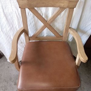Sillón de Comedor en Pino Brasil con Tapizado de Cuero - imagen 2