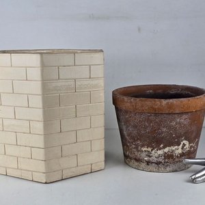Lote siguiente: Dos Macetas para Plantas: Cerámica Esmaltada y Terracota