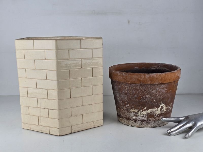 Dos Macetas para Plantas: Cerámica Esmaltada y Terracota
