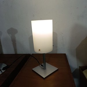 Lámpara de Sobremesa Base Plateada y Pantalla Opalina - imagen 2