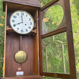 reloj de pendulo antiguo de la marca alemana Junghans mecanismo de carrillon completo en muy buenas condiciones, funcionando. Con su caja en roble y llave data de fines del siglo XIX - imagen 2