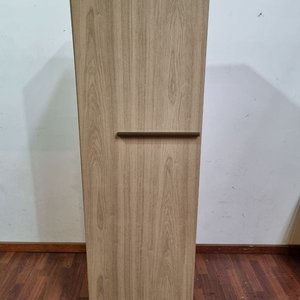 Lote siguiente: Mueble de Tono Madera Claro con Puerta y Estantes Interiores