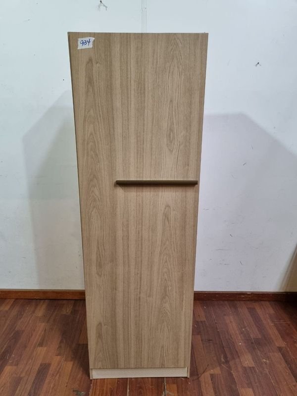 Mueble de Tono Madera Claro con Puerta y Estantes Interiores