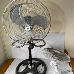 Lote siguiente: Ventilador de Pie Green Air (no funciona) y Ventilador de Pared Recco (funcionando)