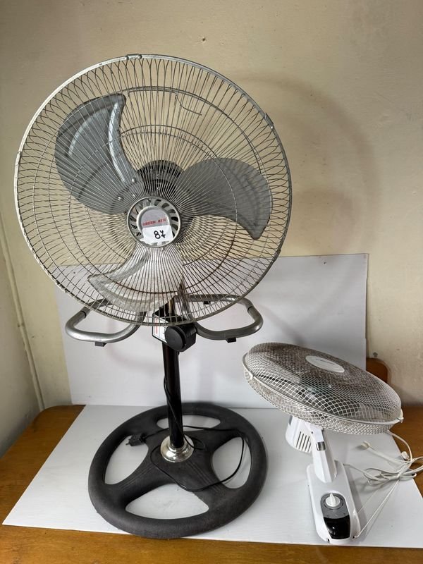 Ventilador de Pie Green Air (no funciona) y Ventilador de Pared Recco (funcionando)