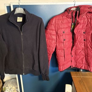 Lote anterior: Dos Camperas: Una Roja Acolchada y Una Azul de Poliéster Talle L