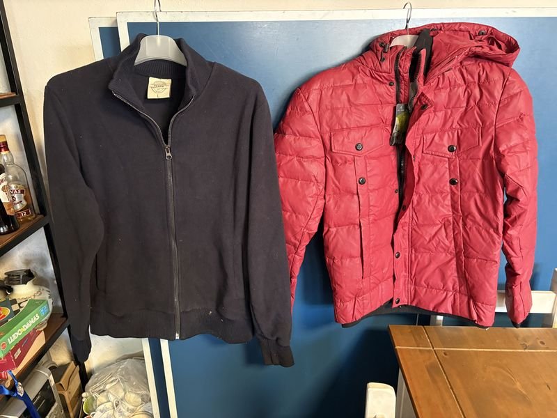 Dos Camperas: Una Roja Acolchada y Una Azul de Poliéster Talle L