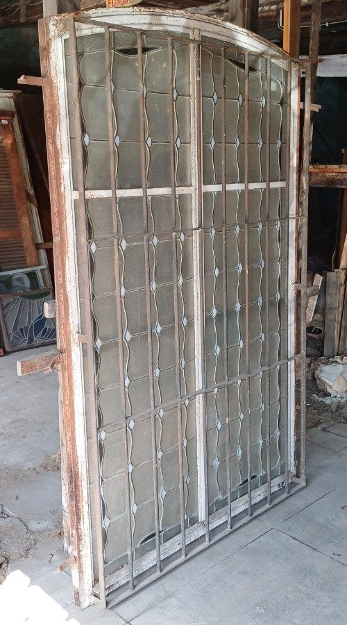 Ventana de hierro con vitrales decorados - imagen 6