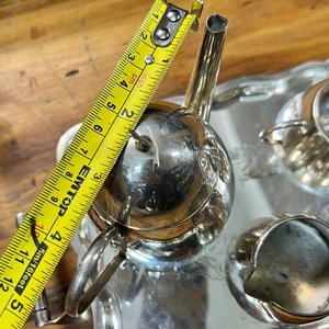 Juego de Café Antiguo de Metal Plateado con Bandeja y Grabados - imagen 11