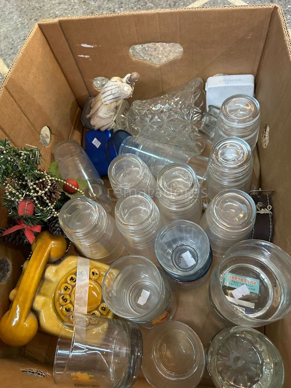 Lote de Vasos de Vidrio, Teléfono Antiguo y Adornos Navideños