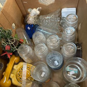 Lote siguiente: Lote de Vasos de Vidrio, Teléfono Antiguo y Adornos Navideños