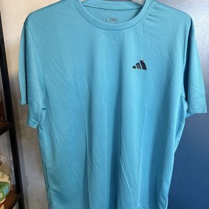 Lote siguiente: 2 Camisetas Deportivas Adidas Talle L Azul