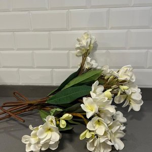 Lote siguiente: Ramo de Flores de Tela Blancas y Verdes