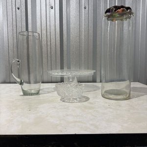 Lote siguiente: Lote de 4 piezas de vidrio y cristal: jarra, pastelera, florero y caramelera