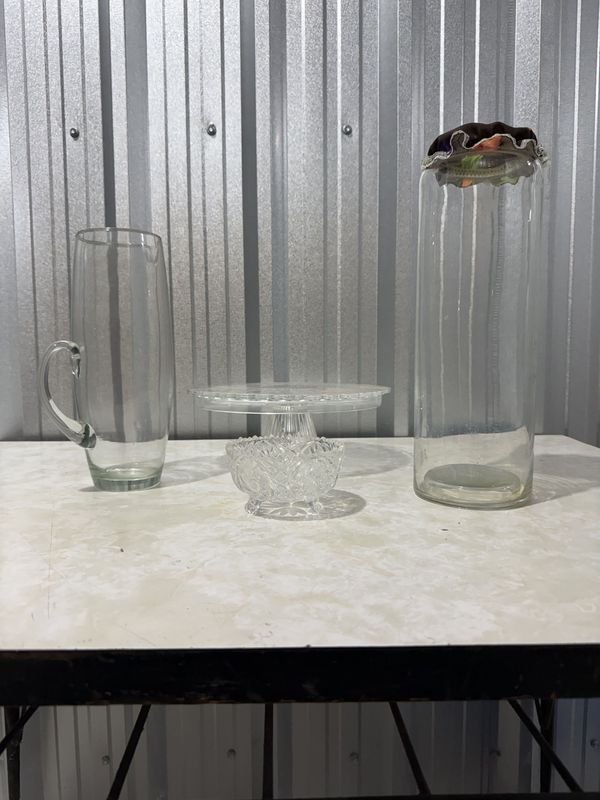 Lote de 4 piezas de vidrio y cristal: jarra, pastelera, florero y caramelera