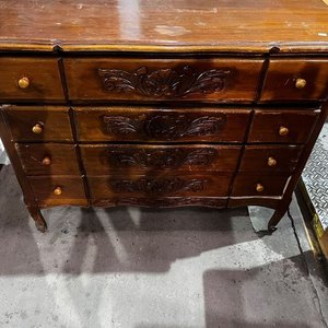 Cómoda Antigua de Madera con 4 Cajones y Detalles Tallados - imagen 3