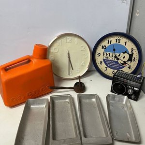 Lote anterior: Lote de 9 piezas: 2 relojes de pared, cantimplora naranja, radio y más